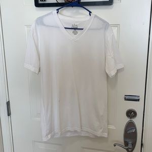 L plain white v-neck t-shirt